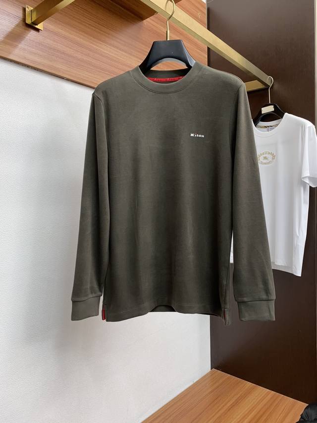 主推 Kiton 2025秋冬专柜新款 时尚休闲打底衫长袖T恤，精选进口高密度膨体暖姜天丝德绒系列膨体蓄暖，糯感新生绒云裹冬，暖序织柔 进口定制针织面面料，精致