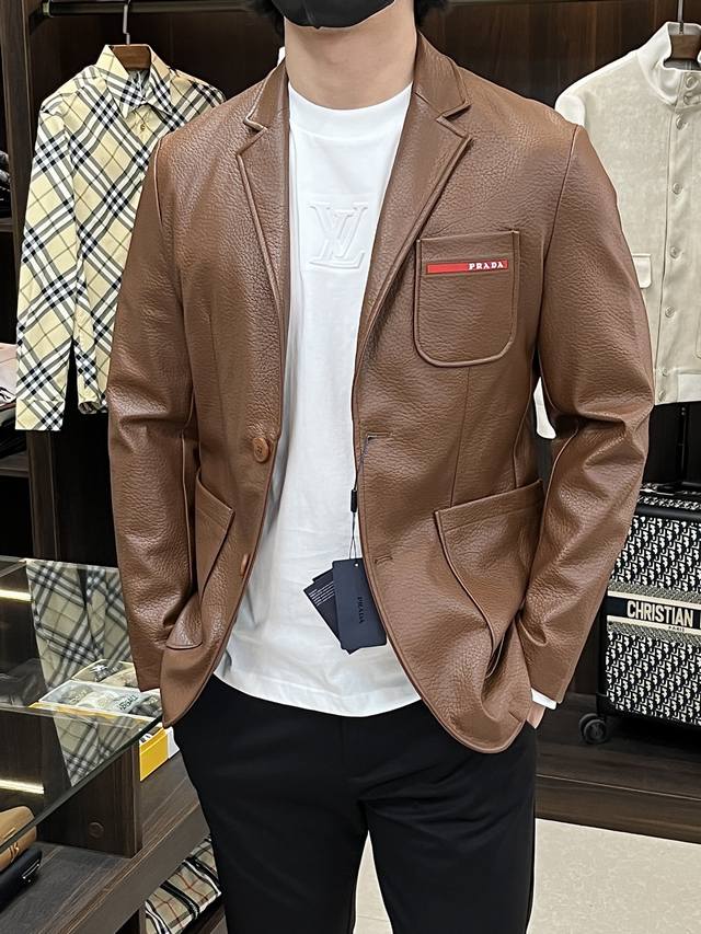 主推 Prada 2025Ss早秋新款发布普拉达西装外套，秋款外套！穿上就是舒适自在又显瘦的存在，慵懒而随性，结合干净简单的色系就特别耐看，适合日常穿着~倾情推