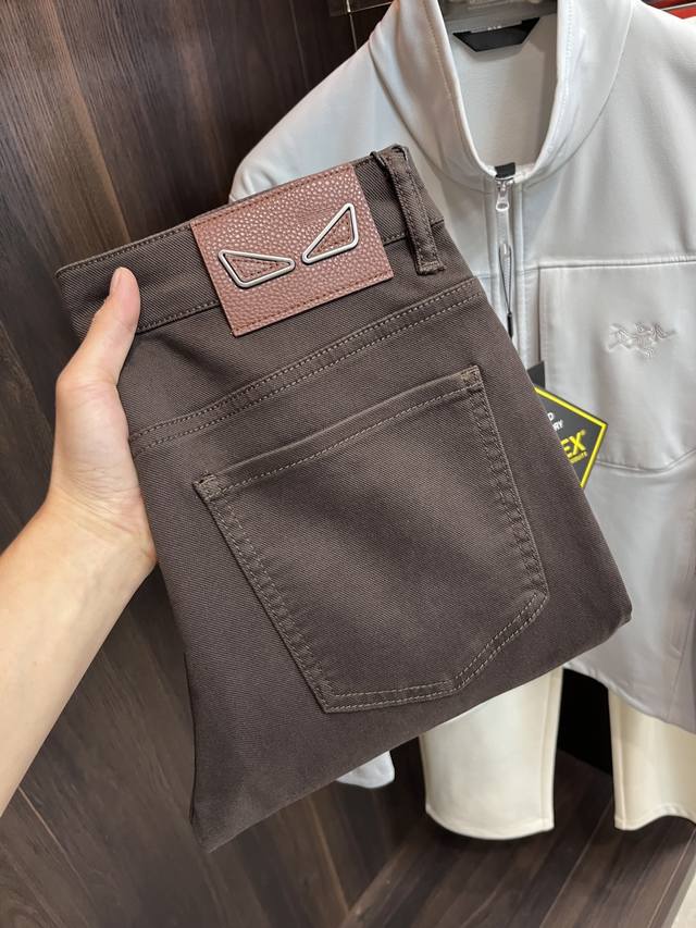 主推 Fendi 独家专供新款芬迪潮男时尚休闲裤，高端欧版原单西裤裤子，潮流时尚休闲裤子 透气舒适度高，细节无可挑剔，品牌元素设计理念，体现高品质。呈现休闲裁剪