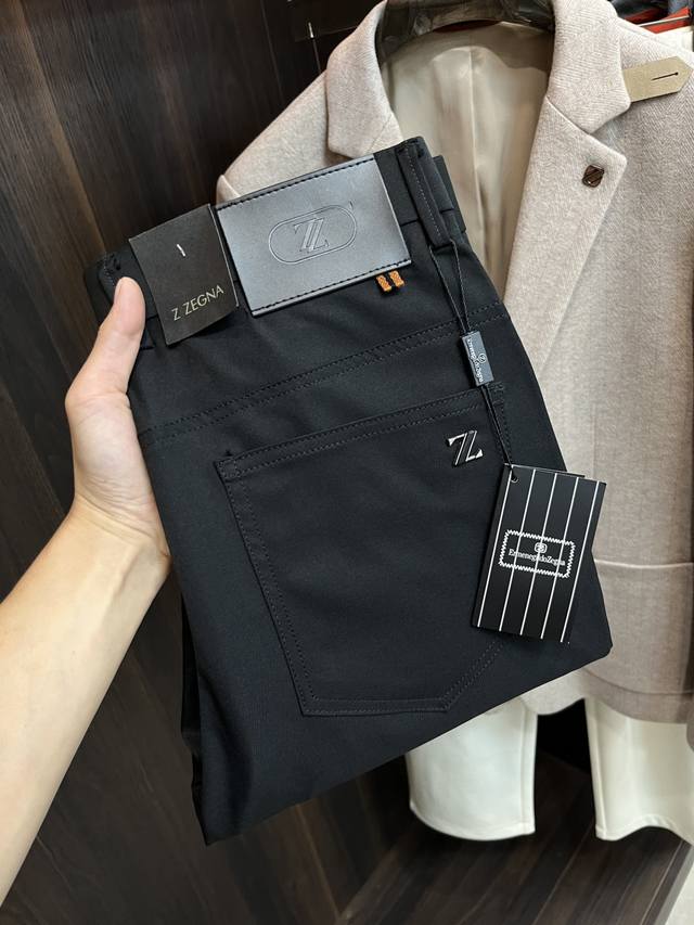 主推 Zegna 独家专供新款杰尼亚潮男时尚休闲裤，高端欧版原单西裤裤子，潮流时尚休闲裤子 透气舒适度高，细节无可挑剔，品牌元素设计理念，体现高品质。呈现休闲裁