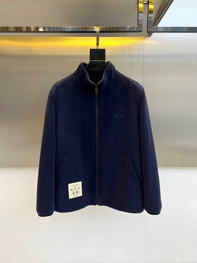 Zegna杰尼亚、25秋冬新款男士抓绒立领外套夹克。高科技工艺繁琐38%人棉18%锦纶40%聚酯纤维4%氨纶高级材质的混纺，轻便软糯挺阔，保暖舒适。贴身舒适透气