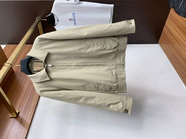 巴宝莉 2025年秋冬新款 官网 高端原厂代工出品， 官方经典王牌单品！最新翻领夹克外套 多明星穿搭示范款！！ 新一季男装充满现代感与科技感，将时装美学与户外元