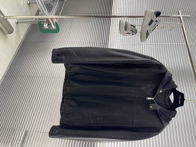 Prad 25年秋冬连帽款皮夹克，轻奢雅痞风。甄选澳洲进口绵羊皮，手感软糯，纹理清晰又有光泽感，版型休闲，胸口标志性普拉达Logo，不刻意，不浮夸，打造轻松低调