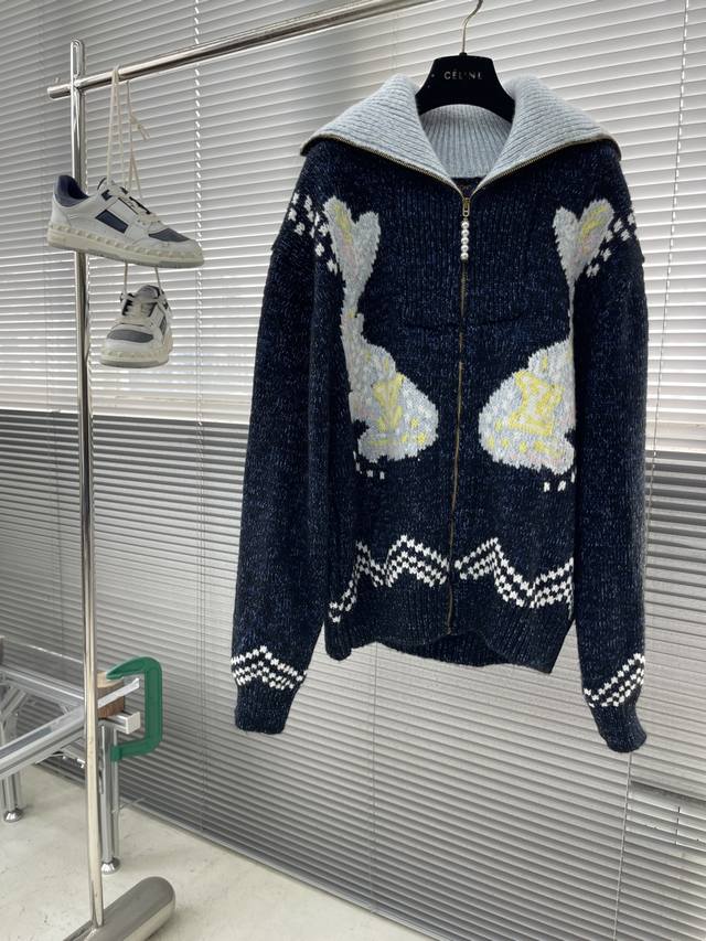 驴牌 25Fw新款拉链针织束腰夹克本款束腰夹克聚焦 Pharrell Williams 与 Nigo 在 2025 秋冬季携手共绘的创意图景。身披 1V 标识的