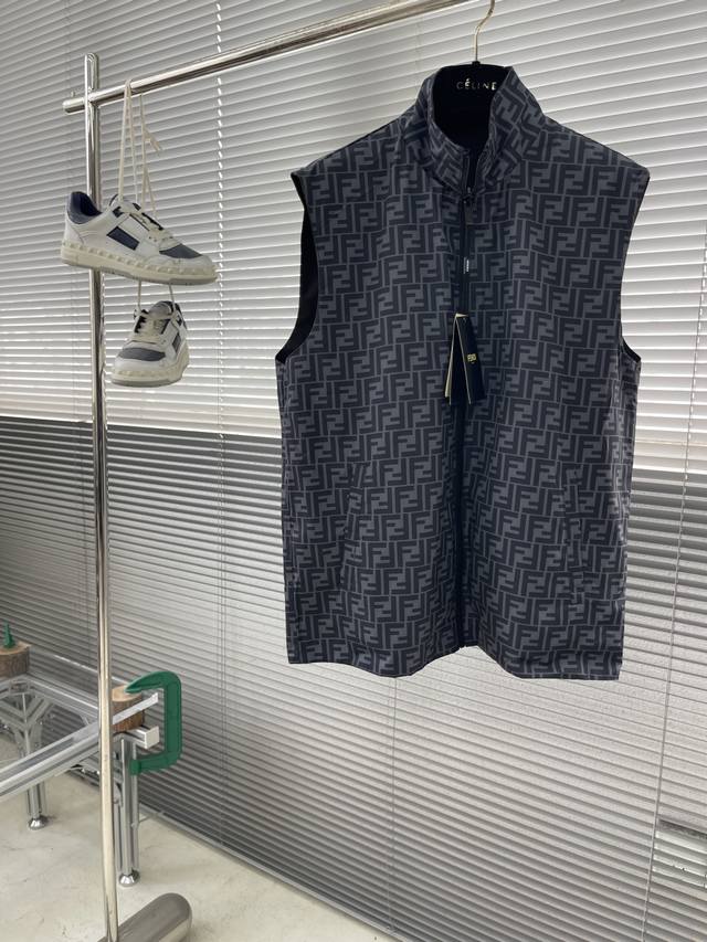 Fend 2025新款男士休闲定制双面夹克马甲。 穿上简约干练的休闲双面外套，瞬间重回时髦霸气，又是活力满满的状态。史前最流行的拉链设计，面料全部需要定制，奢华