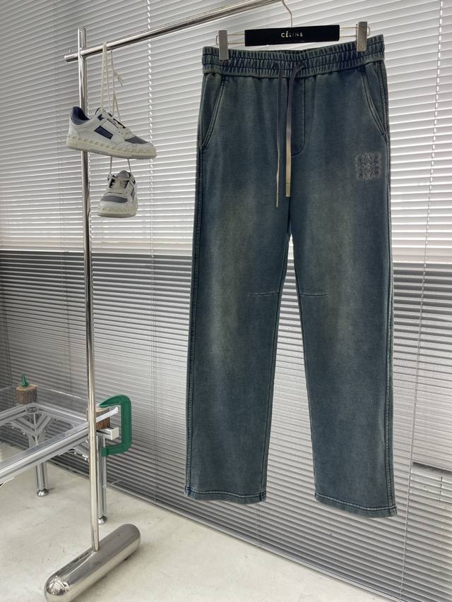 Loew 2025早秋重工水洗牛仔卫裤 潮流时尚上身很舒适的一款牛仔裤，抽绳松紧腰设计，大大提升腰部的舒适度，版型采用微阔剪裁， 上身略微宽松.面料采用高支纯棉