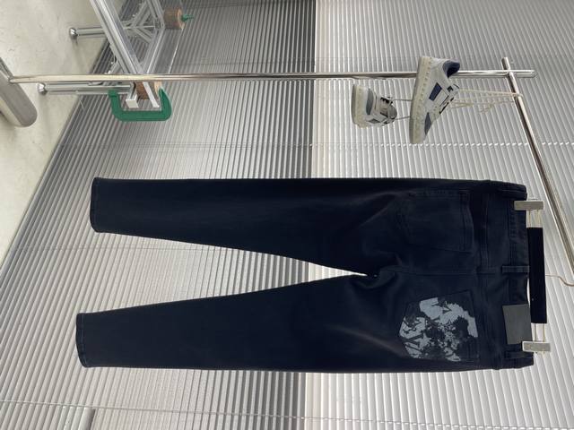 驴牌 秋冬新款好穿不挑身材在搭配上没有太多的限制 随意简洁的衬托其他单品，来展现自己的风格姿态～ 对于它的实穿性不得不竖起一个大拇指了，版型／细节设计没得挑，谁