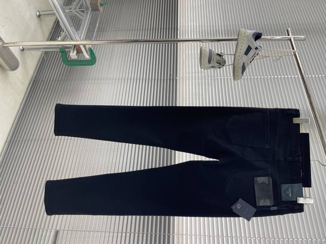 Prad 秋冬新款秋冬新款好穿不挑身材在搭配上没有太多的限制 随意简洁的衬托其他单品，来展现自己的风格姿态～ 对于它的实穿性不得不竖起一个大拇指了，版型／细节设