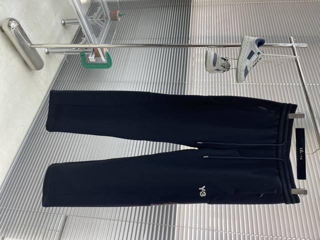 Y-3 25秋冬新款休闲卫裤！ 高级定制面料透气面料，内里薄绒。细节无可挑剔，顶级辅料配备，原版Logo设计理念，手感细腻柔软！上身版型超赞！ 尺码：M-3Xl