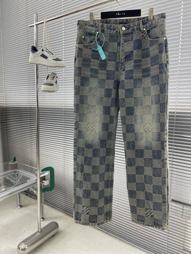 驴牌 棋盘格怀旧牛仔长裤 原14,600购入，这款经典牛仔夹克以标志性的3D Damier为特色，其纹理提花和“Marque L.Vuitton DéPoséE