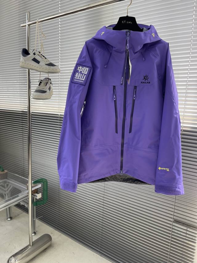 Kailas 长期赞助中国顶尖的登山家、攀岩运动员、高山向导和探险队 如何川、刘永邦、古古、李宗利等 ，支持他们挑战未登峰、开辟新路线、创造攀登纪录，极大地推动