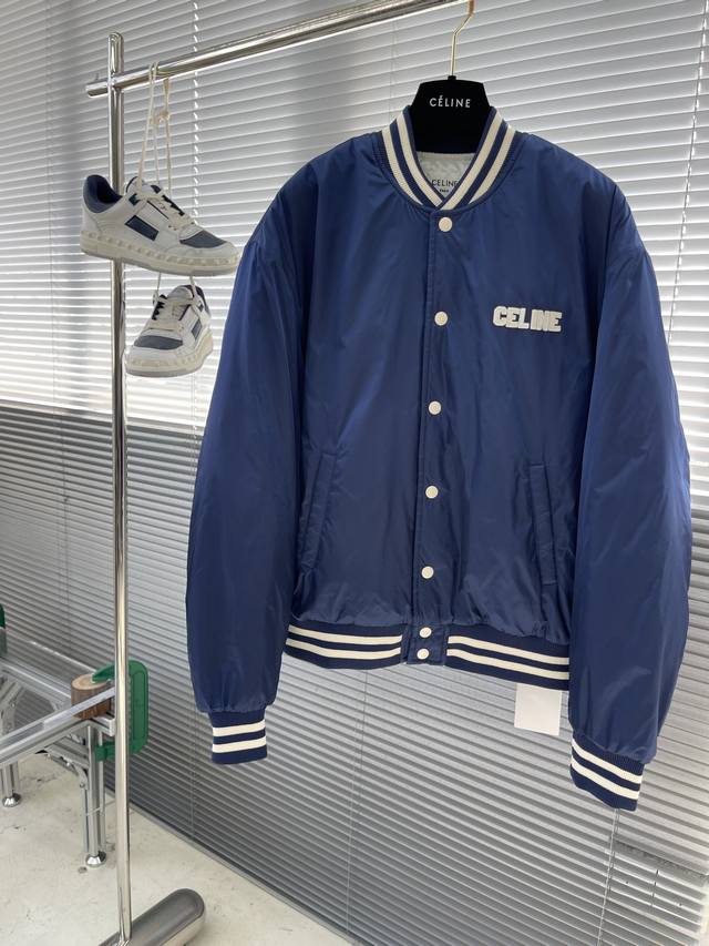 Celin 棒球棉服夹克 定制锦御温绒 暖和柔软 舒适贴肤 胸前标志性Celin贴饰为点缀 加以双色罗纹饰边以升华 堪称时尚界的魔法师 简约而不失时尚 稳重而不