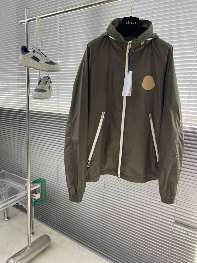 Mon 25Ss新款立领收纳帽徽标贴花外套，高版本！ 码数：48.50.52.54.56.58 衣长