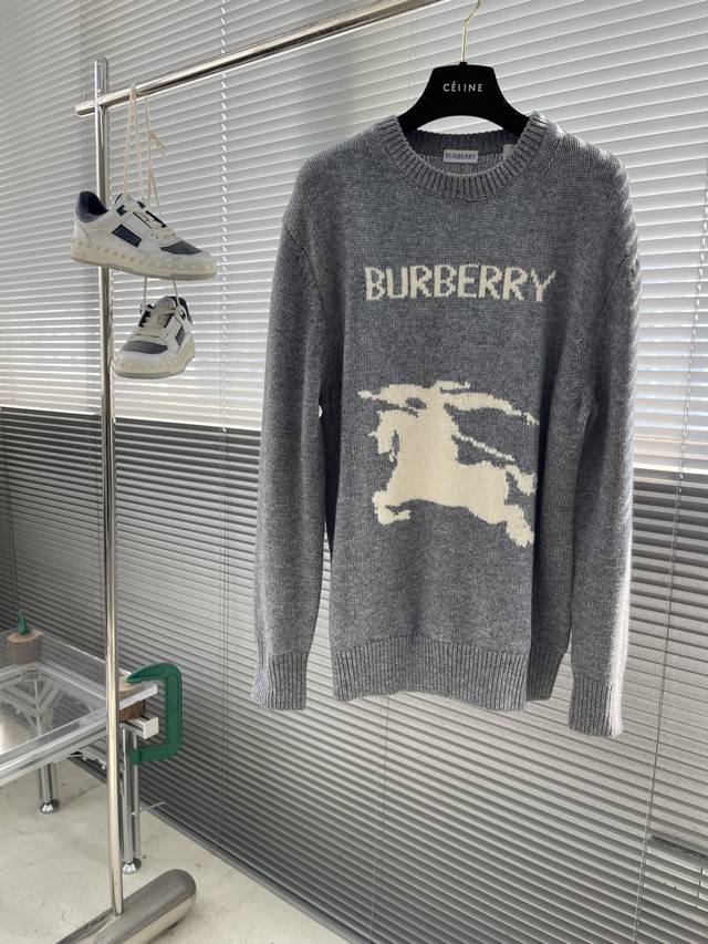 Bbr 25Fw马术骑士徽标羊绒混纺针织衫 精选高品质的羊毛与羊绒原料，按照一定的比例进行混纺。羊毛提供保暖性和耐用性，而羊绒则赋予衣物柔软细腻的触感，两者的结