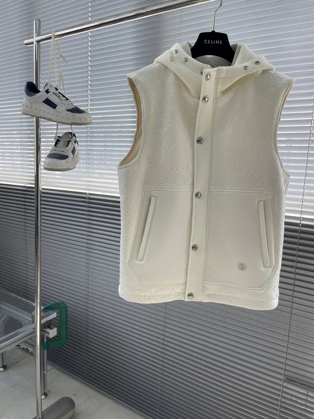 驴牌 25年秋季新款马甲 定制五金面料进口提花空气层棉，质感光泽垂感更强，品相高级，通体满铺四叶草元素字母提花图案，老钱感十足！ 码数：48-56 M-3Xl