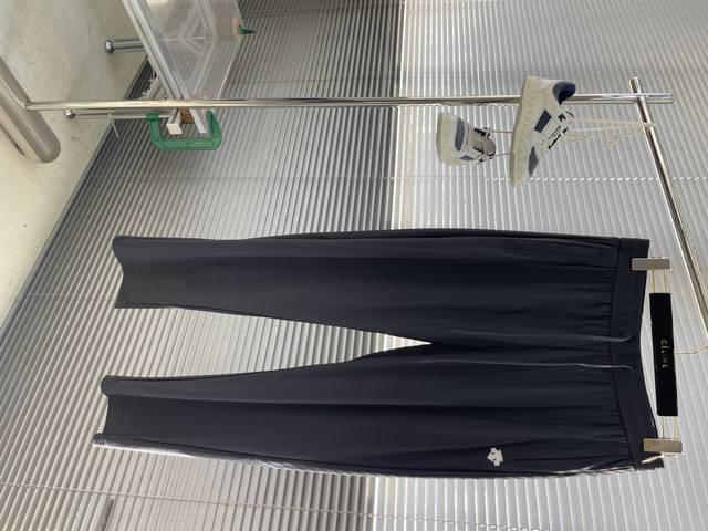 迪桑特 25Ss冰丝速干长裤子 采用冰丝无痕面料制成，动感冰丝防晒抗菌 专柜同步！外贸公司订单渠道！一款简约经典的长裤！采用高品质Tough冰感丝面料！轻盈透气