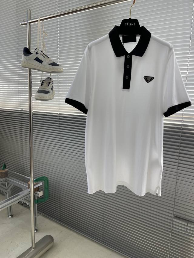 Prad 2025春夏新款三角标识翻领Polo衫纯棉珠地棉面料经典款Polo衫，经典爆款系列，图案装饰让商务休闲风增添了俏皮的色彩，整体高级简单大方，面料有韧性