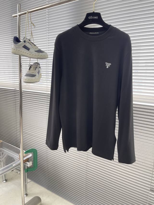 Prad 25秋冬打底衫 面料选用暖姜天丝德绒 面料细腻柔软上身舒适 简约时尚 适配商务、休闲等多种场合 码数：48-56 M-3Xl