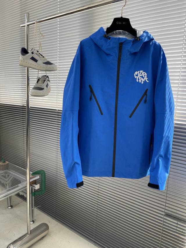 Mertra 温变印花 软壳冲锋衣 澳大利亚品牌 软壳 面料采用三防功能，面料表面采用温控印花工艺，遇水 遇高温会发生色变功能 内里面料采用单层保温功能，全身无