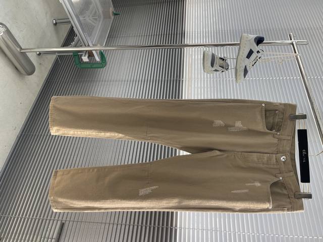 Bc 25新款经典小直筒型牛仔裤 这款牛仔裤采用棉质牛仔布面料制作而成，门禁纽扣开合设计，后腰头饰有Bc经典皮牌，彰显Brunello Cucinelli的经典