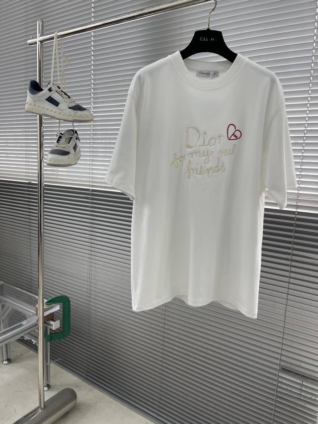 Dio 爱心刺绣 短袖T恤 采用超级高成本的390克高克重双股双纱纯棉面料 此面料厚实挺括 穿着既保暖又舒适 成衣普洗 Oversize版 喜欢高版本的首选。