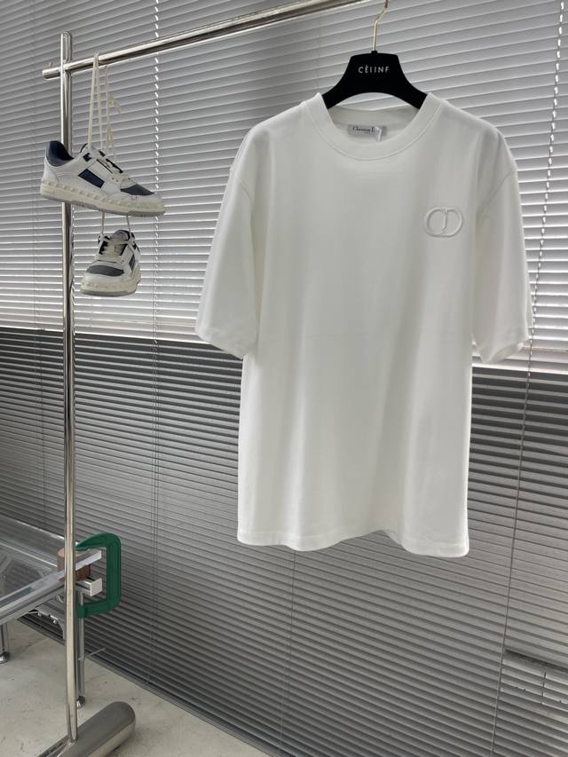 Dio 刺绣标识短袖T恤 采用超级高成本的390克高克重双股双纱纯棉面料 此面料厚实挺括 穿着既保暖又舒适 成衣普洗 Oversize版 喜欢高版本的首选。 刺