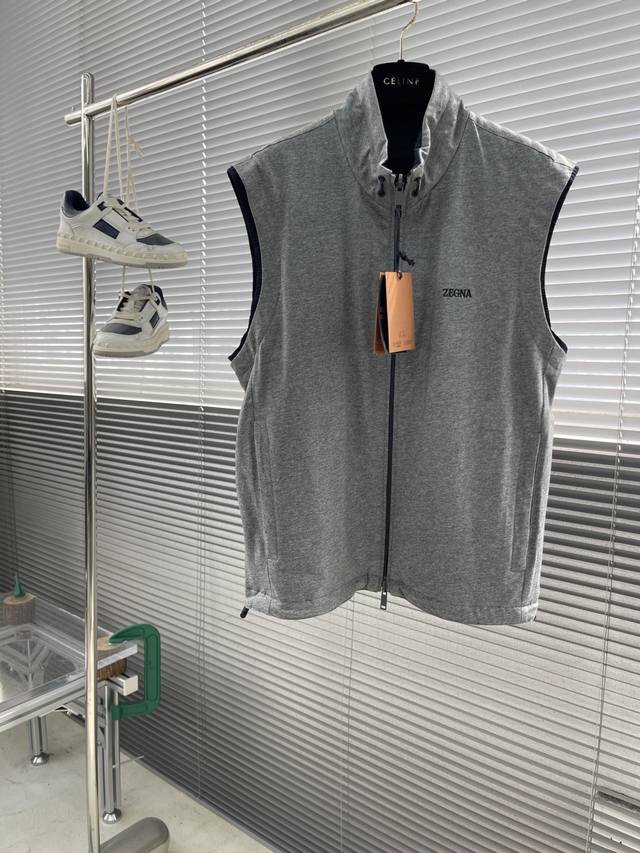 Z Zegn 微纤维双面Brezza马甲 A面选用100%聚酯纤维打造的微纤维面料，以出色的抗撕裂，耐磨性能著称，穿着过程中能快速恢复平整，长久保持衣物挺括有型