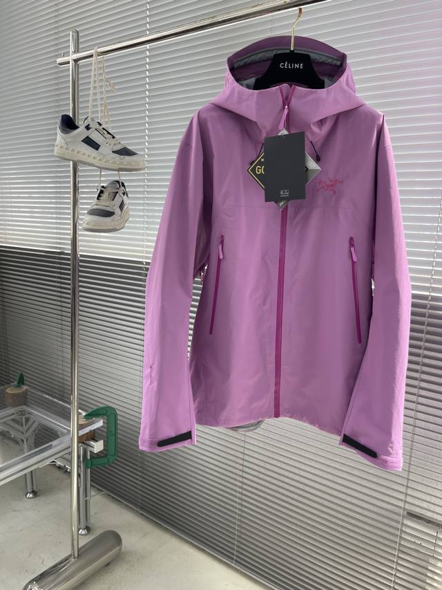 鸟家 25年新款，Beta Lightweight的升级版Beta Sl 夹克专为高山旅行和山地环境而设计，是始祖最轻的Beta 夹克，经过精心设计，可提供完全