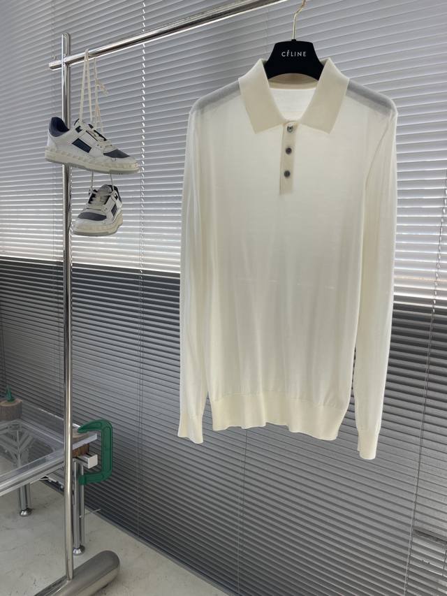 Z Zegn 25Fw新款毛衣，这款毛衣采用50%羊毛，50%天丝毛线制作而成，翻领设计搭配有纽扣，后背有杰家独家标志，上身舒适透气。 码数：48 50 52