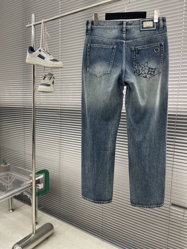 驴牌 2025秋冬新款牛仔裤，定制原版水洗牛仔面料，透气性舒适性及高，独特设计，顶级印花工艺字母图案Logo，原版五金辅料装饰，极为翘楚的一款牛仔裤，用料与工艺
