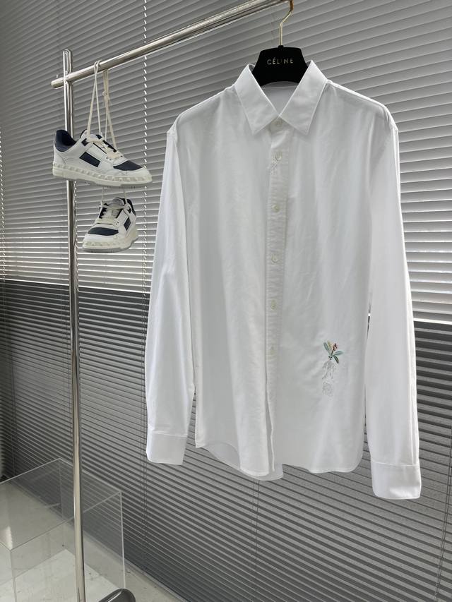 Loew 刺绣撞色Logo牛津纺衬衫。 明扣百搭款，订织牛津纺全棉面料，珍珠母贝壳扣，面料质感很好。 尺码:S-Xxl。 尺码38 39 40 41 42 肩宽