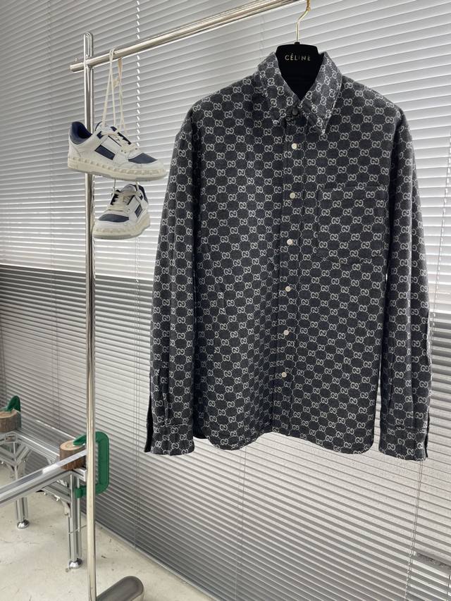 Gucc 秋冬新款双面牛仔羊毛衬衫外套 这款衬衫外套一面采双G羊毛面料制作，另一面采用牛仔面料制作而成，纽扣开合，后背有Gucc家绣花。一衣两穿，版型舒适，上身