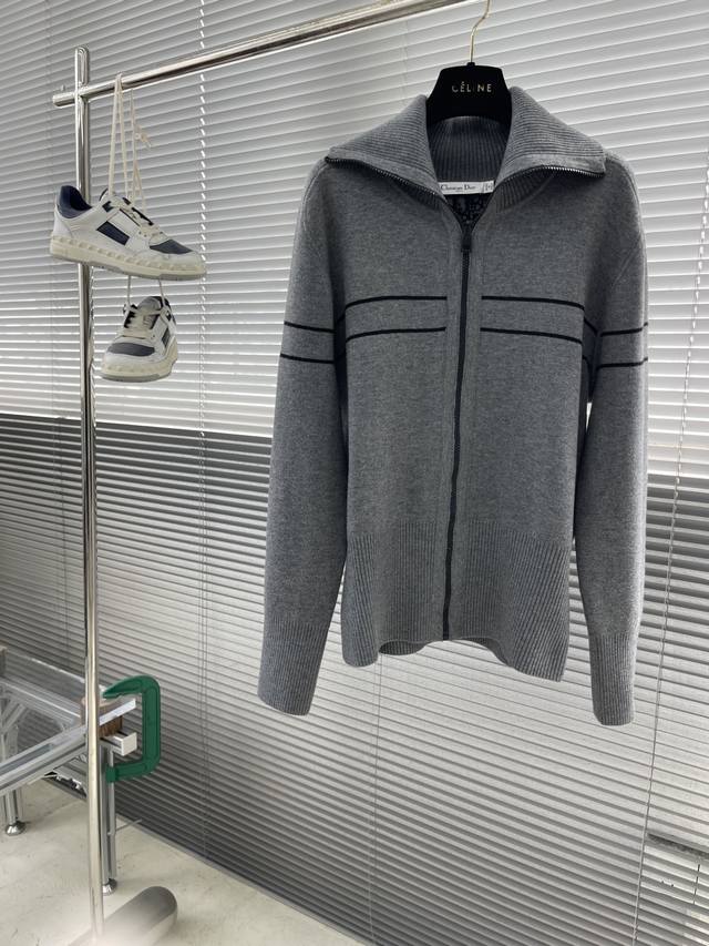 Dio 25Ss新款开衫重新诠释了 Dio 的经典标识。采用山羊绒混纺针织面料精心制作，双面设计，一面呈现深灰色，另一面饰以经典的 Oblique 印花图案。短