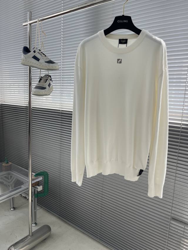 Fend 双F烫标打底针织衫 采用羊毛混纺棉纱材料，成份分别为25羊毛，75棉，该款做为秋冬打底羊毛有效提供上身保暖效果，棉纱可提供上身穿着版型。 胸前烫标采用