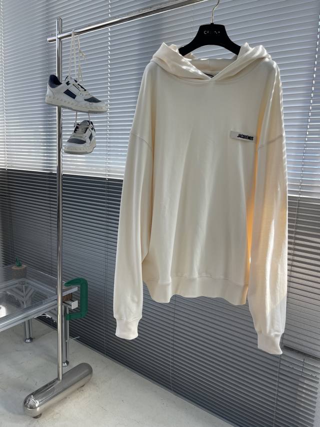 法国新锐设计师品牌Jacquemus，被称作是“法系新浪潮设计的代表”，出其不意的视角展现法式美学，解构式设计和夸张比例正是他的特色所在。 Jacquemus
