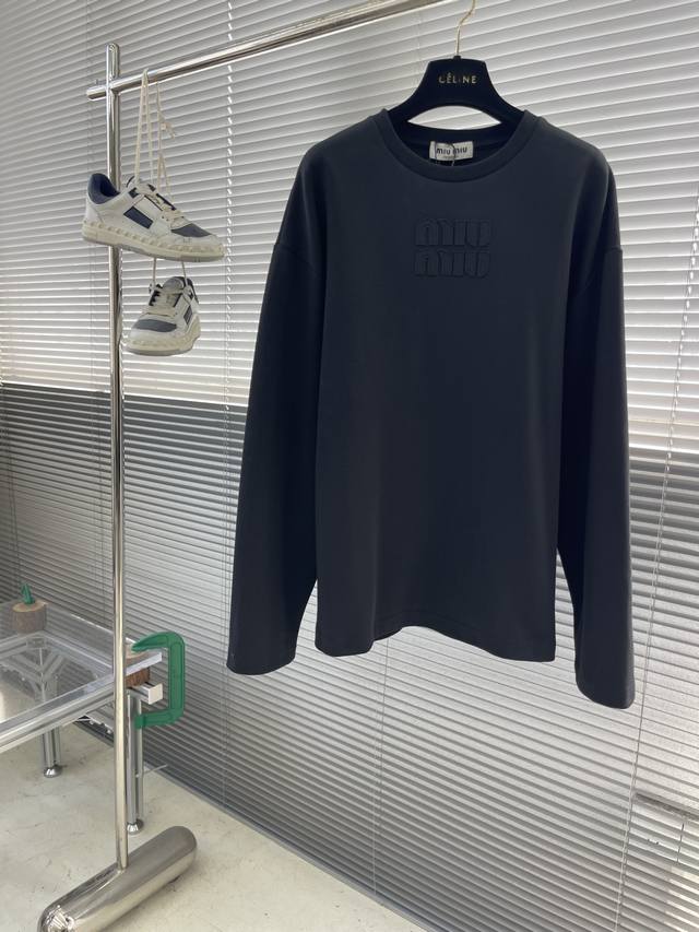 Miumiu 刺绣烧花徽标长袖 采用320克潮牌双面，扩围搭配2*2双纱螺纹 烧花采用激光切割出Miumiu布标，激光定位人工手贴。电脑定位后做刺绣。 这款轻松