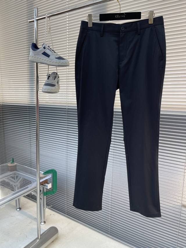 Bbr 骑士刺绣细节微弹休闲卡其裤。棉质感很好，面料带弹力穿着舒适，版型不错正常尺码。 尺码：30-38 尺码