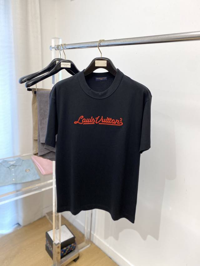 路易威登、2025最新款短袖T恤，帅气时尚，胸前精致刺绣字母Logo，简约百搭款。面料棉 不仅挺括，保持潮流的廓形，又穿着舒适，纱织更细腻，码数M-3Xl