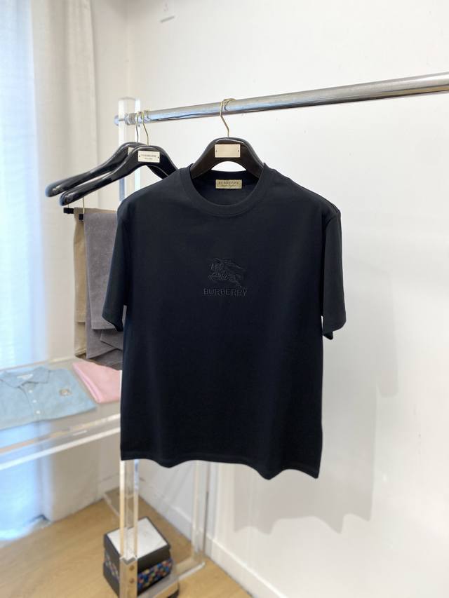 巴宝莉、2025最新款短袖T恤，帅气时尚，胸口精致刺绣图案字母Logo，简约百搭款。面料棉 不仅挺括，保持潮流的廓形，又穿着舒适，纱织更细腻，码数M-3Xl