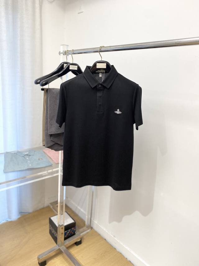 薇薇安、2025最新款短袖T恤，帅气时尚，胸前精致刺绣图案Logo，简约百搭款。面料棉 不仅挺括，保持潮流的廓形，又穿着舒适，纱织更细腻，码数M-3Xl