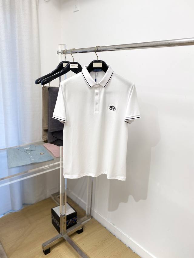 普拉达、2025最新款短袖T恤，帅气时尚，胸前精致刺绣图案字母Logo，简约百搭款。面料棉 不仅挺括，保持潮流的廓形，又穿着舒适，纱织更细腻，码数M-3Xl