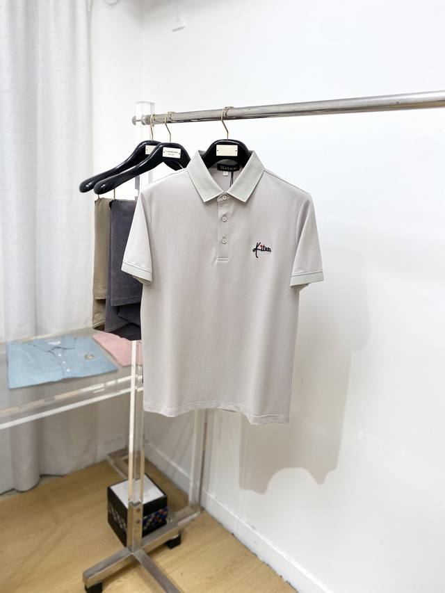Kiton、2025最新款短袖T恤，帅气时尚，胸前精致刺绣字母Logo，简约百搭款。面料棉 不仅挺括，保持潮流的廓形，又穿着舒适，纱织更细腻，码数M-3Xl