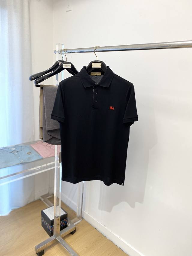 巴宝莉、2025最新款短袖T恤，帅气时尚，胸前精致刺绣图案Logo，简约百搭款。面料棉 不仅挺括，保持潮流的廓形，又穿着舒适，纱织更细腻，码数M-3Xl