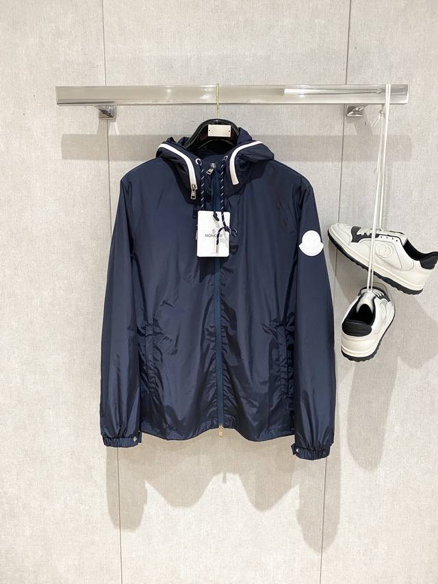 蒙口、 新品夹克外套，时尚帅气，简约百搭款，袖口刺绣装饰图案Logo，定制原版面料，不仅挺括，保持潮流的廓形，又穿着舒适，纱织更细腻，码数1-6码