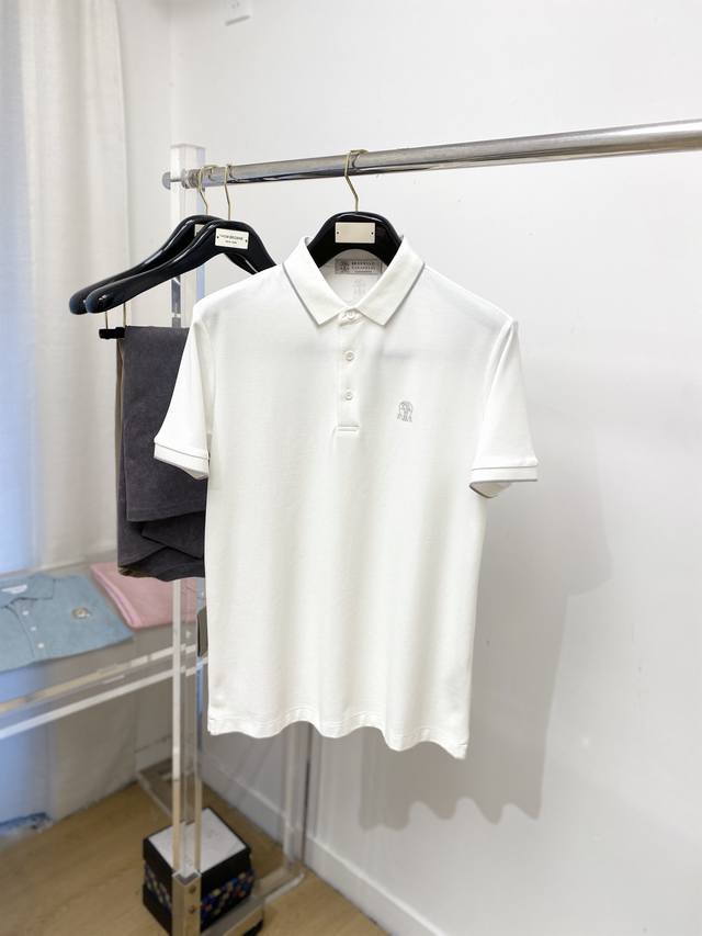 Brunello Cucinelli、2025最新款短袖T恤，帅气时尚，胸前精致刺绣图案Logo，简约百搭款。面料棉 不仅挺括，保持潮流的廓形，又穿着舒适，纱织