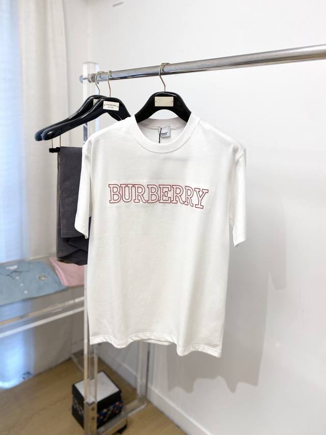 巴宝莉、2025最新款短袖T恤，帅气时尚，胸前精致刺绣字母Logo，简约百搭款。面料棉 不仅挺括，保持潮流的廓形，又穿着舒适，纱织更细腻，码数S-2Xl