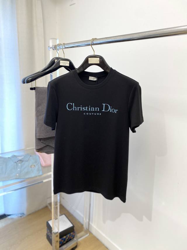 迪奥、2025最新款短袖T恤，帅气时尚，胸前顶级印花字母Logo，简约百搭款。面料棉 不仅挺括，保持潮流的廓形，又穿着舒适，纱织更细腻，码数M-3Xl