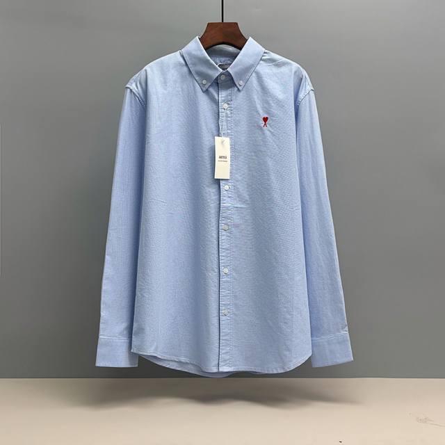 Ami Paris 全棉牛津纺刺绣衬衫 采用全棉牛津纺面料 牛津纺特有的纹理感 比普通棉衬衫更有质感 全棉材质使其具有良好的透气性 面料强度高 耐磨性好 穿着舒