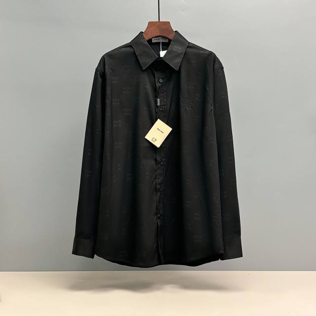 Miumiu 缪缪 满印刺绣衬衫 采用优质涤棉斜纹面料 平衡了天然纤维的舒适与合成纤维的耐用 再叠加斜纹结构的独特质感 从穿着体验 实用性能到视觉肌理 都展现出