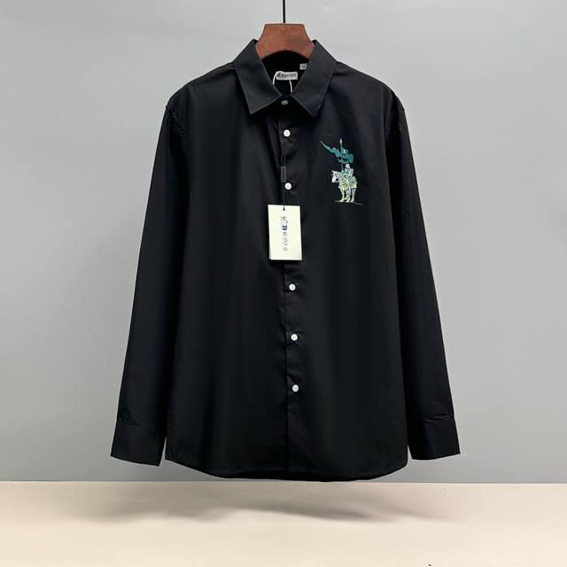 Burberry 巴宝莉 早秋厚板印花衬衫 定制经典40支平纹仿天丝巴黎衬衫面料 宽松版型 上身立体 线条流畅自然 从肩线到腰线再到下摆 线条过渡平滑 没有多余